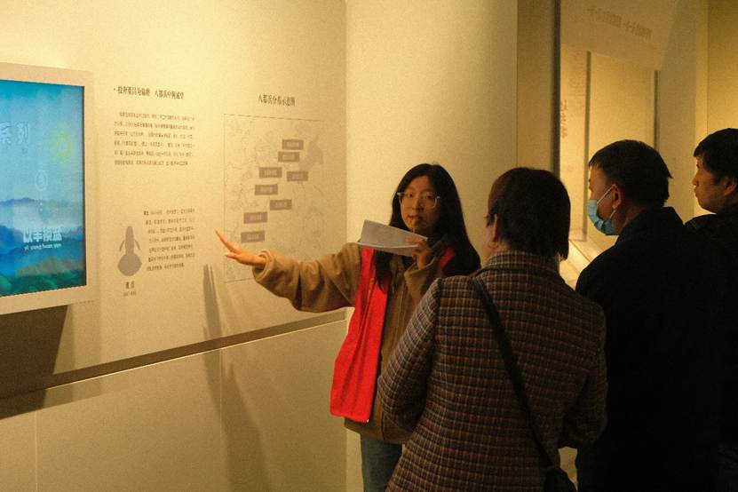 图片包含 人, 室内, 站, 看着AI 生成的内容可能不正确。