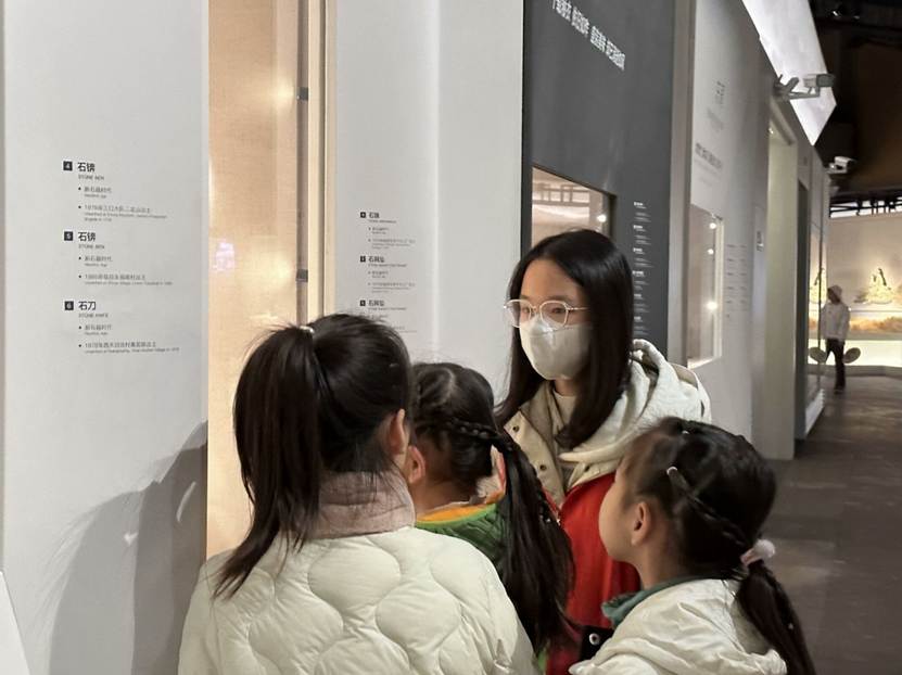 人们站在一起AI 生成的内容可能不正确。